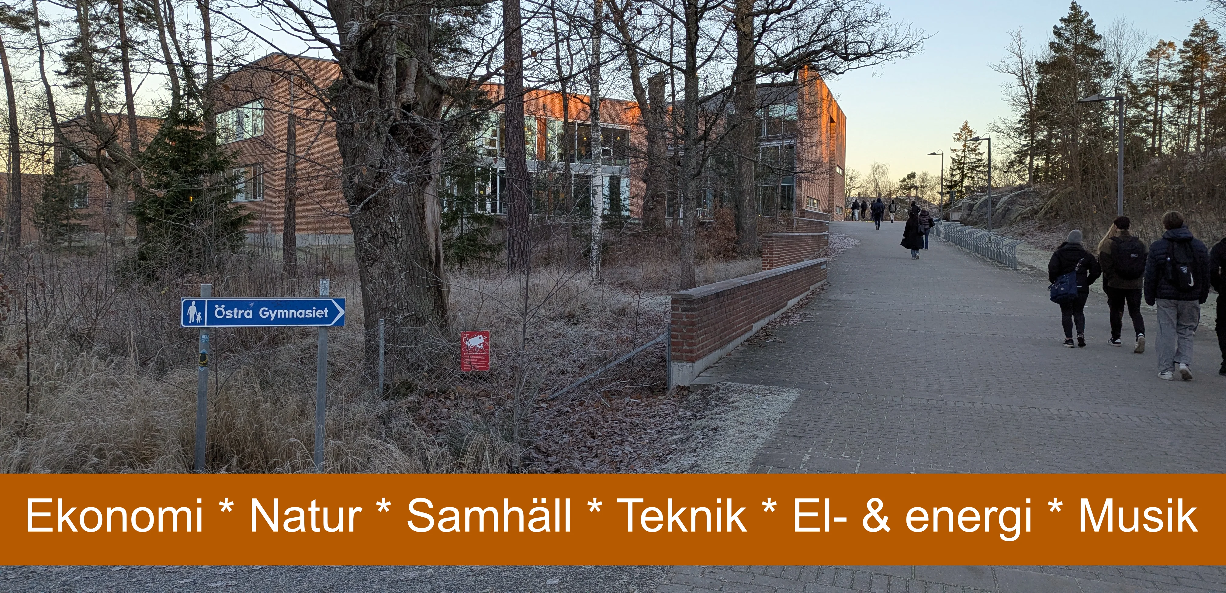 Bild på Östra Gymnasiets framsida under vinter